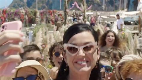 Capri, Katy Perry scatenata nello spot Dolce & Gabbana firmato .